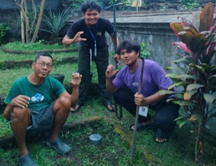 Memasang Biopori di SDN 3 Cemagi