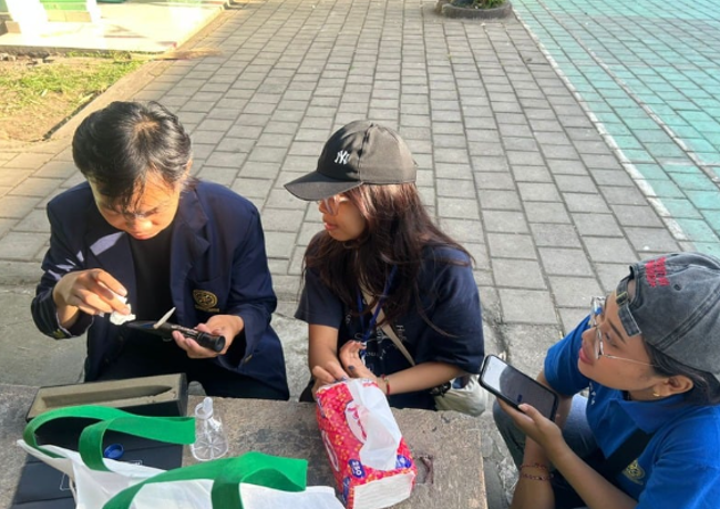 Uji Kualita Air pada Sumur Bor dengan Refraktometer